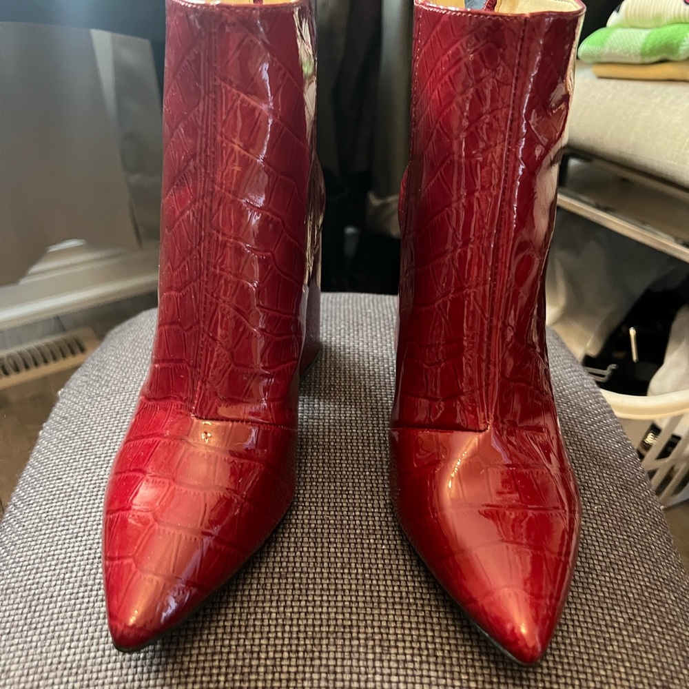 Vince Camuto Ankle boot in Red Alligator